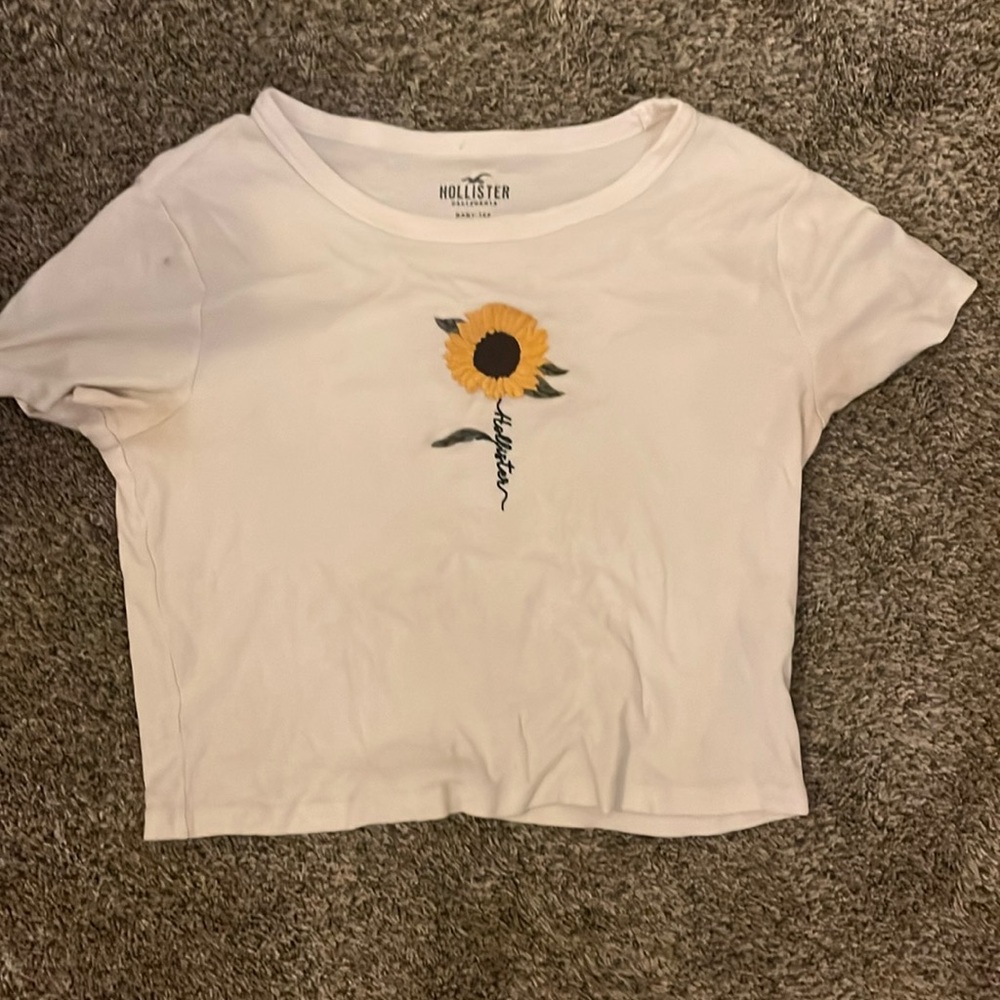 White crop tee with sunflower